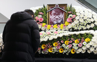 Pool photos of funeral altar for Korea's beloved actor Ahn Sung-ki