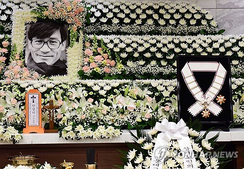 Online tributes continue on second day for late Ahn Sung-ki