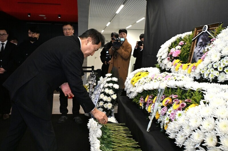 오세훈 시장, 서울영화센터 찾아 故안성기 애도·헌화