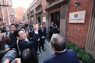 Lee visits ex-exile Korean gov't building in Shanghai