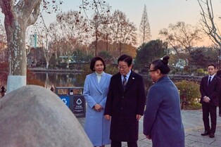 Lee visits site of Korean independence fighter's bombing in Shanghai against Japan's colonial rule