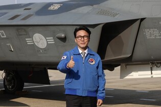 PM Kim visits aircraft manufacturer