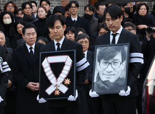 Colleagues' final farewell for movie star Ahn Sung-ki