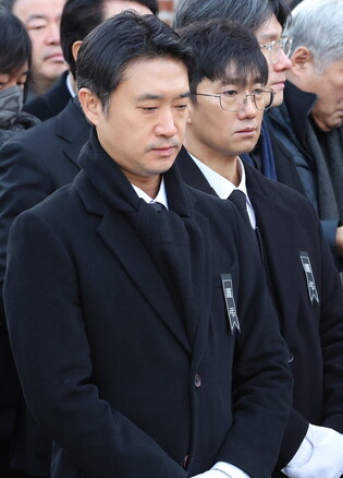 Funeral for film star Ahn Sung-ki