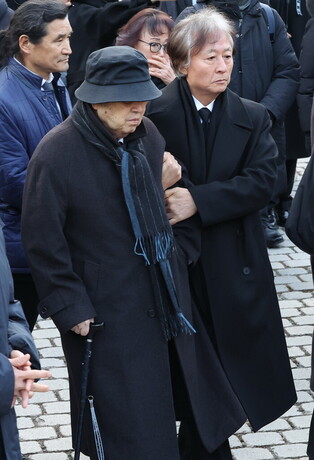 Funeral for film star Ahn Sung-ki