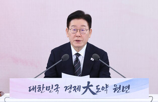 Lee attends meeting on policy initiatives for economic growth
