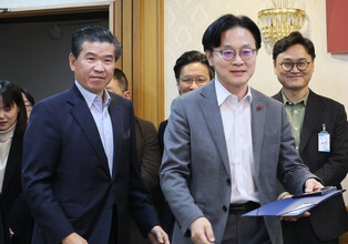 Industry Minister meets AMCHAM chief