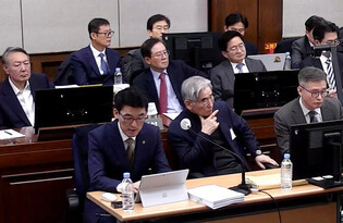 Ex-President Yoon attends insurrection trial