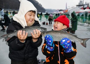 World-renowned ice fishing festival kicks off in Hwacheon.