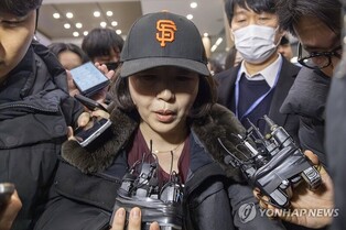 Seoul city councilor returns from U.S. to face probe into alleged bribery