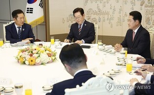 (LEAD) Lee to meet leaders of ruling, opposition parties later this week