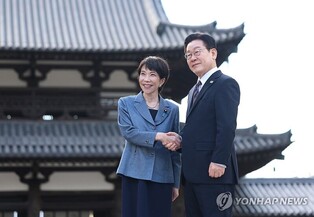 (LEAD) Lee, Takaichi visit ancient temple in Japan's Nara