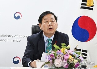 Finance chief cites 'one-sided' FX market movements, stressing easing imbalances