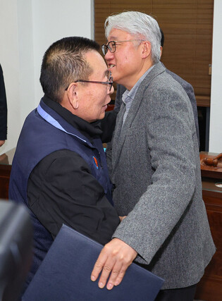 Unionized bus drivers in Seoul end strike