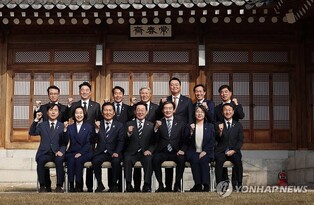 (LEAD) Lee meets with leaders of ruling, opposition parties