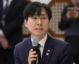 Lee meets political parties' leaders