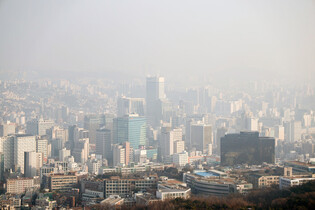 Fine dust clouds central Seoul