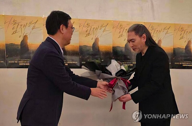 최휘영 장관, '은퇴 선언' 임재범에 공로패…"대중음악에 헌신"