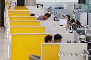 Banks join authorities to stem currency weakness