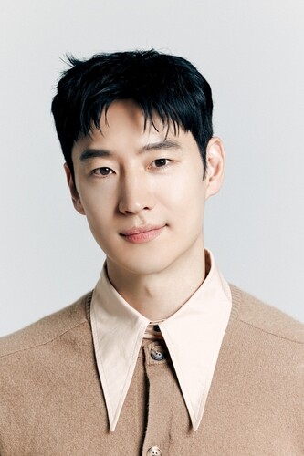 Lee Je-hoon warns against 'unchecked power' in thriller series 'Taxi Driver 3'