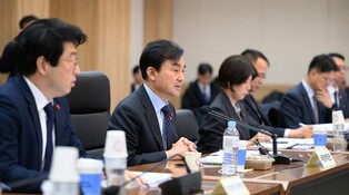 (LEAD) Defense chief says peace, dialogue should be based on 'overwhelming power'