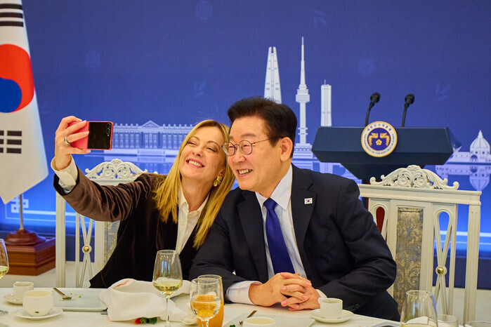 Lee, Italian PM Meloni take selfie