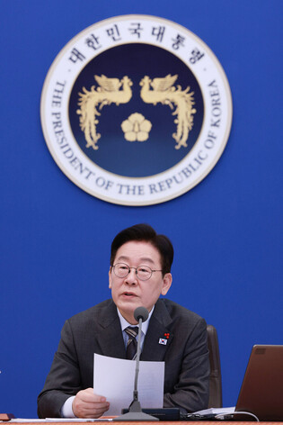 Lee attends Cabinet meeting