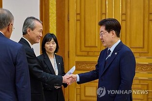 (LEAD) Lee calls for closer S. Korea-Japan supply chain cooperation at meeting with Japanese biz delegation