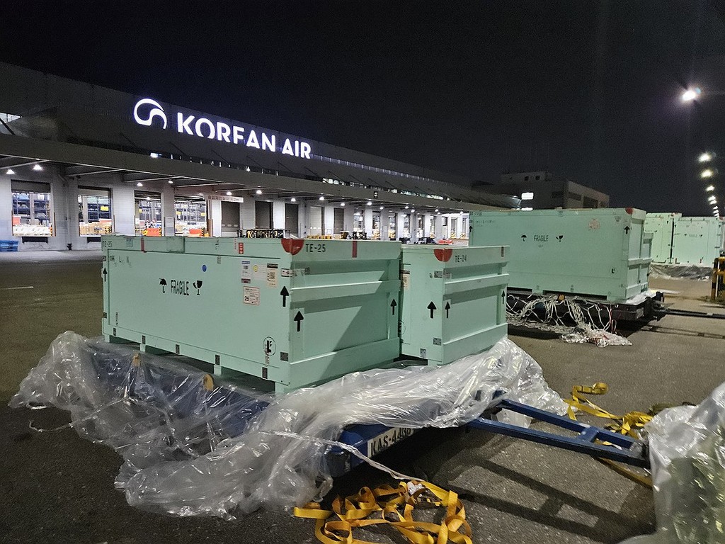 인천국제공항 도착한 1천500억원 규모의 이집트 유물들 지난 8일 밤 인천국제공항 화물터미널에서 오는 12월 서울 예술의전당에서 개막하는 특별전 '미라, 봉인된 신비'에서 선보일 고대 이집트 유물들이 담긴 특수 크레이트들이 항공편으로 국내에 도착해 이동 준비를 하고 있다. 이번 전시에는 미국 뉴욕 브루클린박물관 소장 유물 138점을 비롯해 부속물과 설치·관리 대상을 포함해 총 149점이 선보이며, 보험가액은 약 1천500억 원에 달한다. [이엔에이파트너스 제공 연합뉴스 자료사진. 재판매 및 DB 금지]