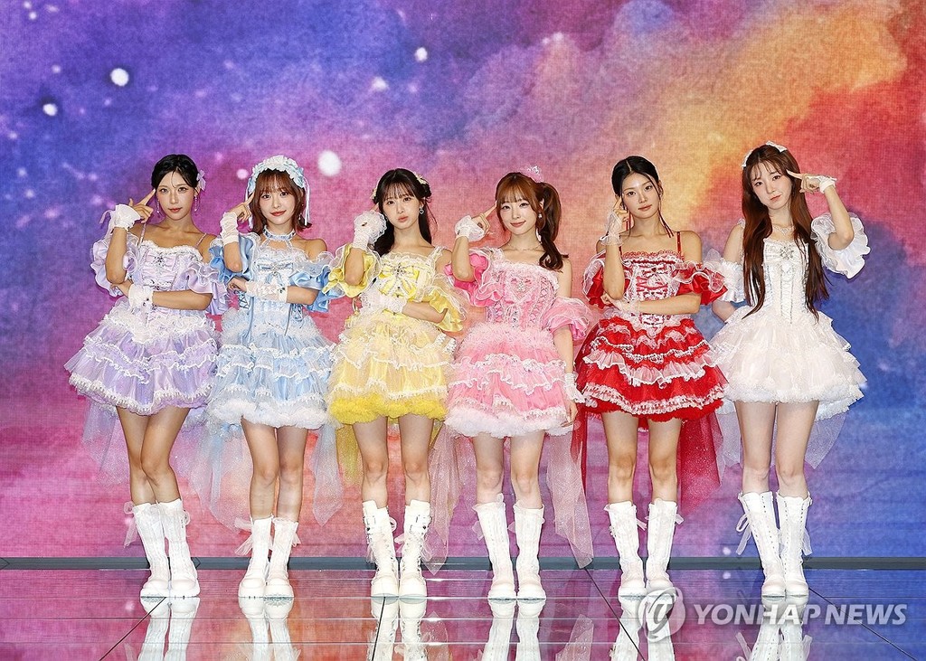 '카와이돌'로 재탄생한 라잇썸 (서울=연합뉴스) 이재희 기자 = 그룹 라잇썸(LIGHTSUM)이 지난 19일 서울 성동구 큐브엔터테인먼트에서 열린 연합뉴스와 인터뷰에 앞서 포즈를 취하고 있다. 라잇썸은 지난 달 미니앨범 'Re:idol'로 일본에서 정식 데뷔했다. 2026.10.24 scape@yna.co.kr