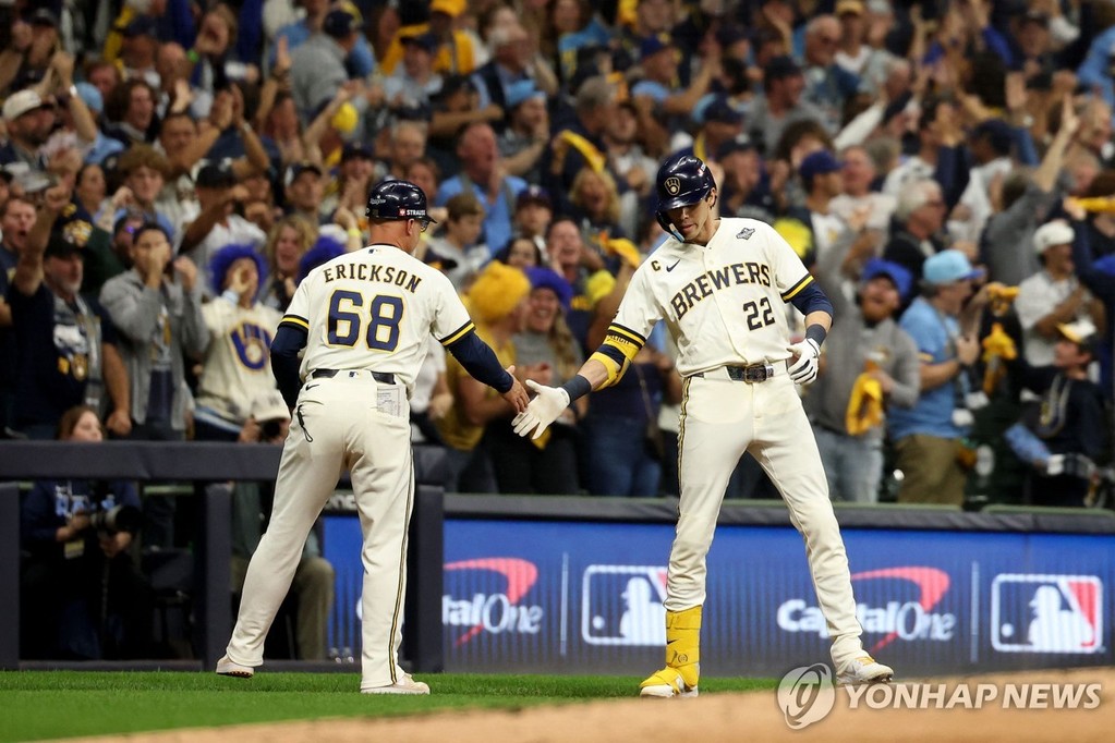 선제 1타점 3루타 친 밀워키 옐리치 [AFP/게티이미지=연합뉴스. 재판매 및 DB 금지]