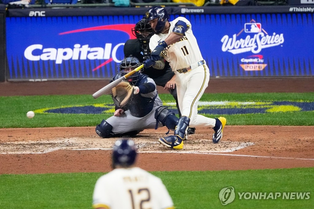3-1로 달아나는 밀워키 추리오의 쐐기타 [AP=연합뉴스. 재판매 및 DB 금지]
