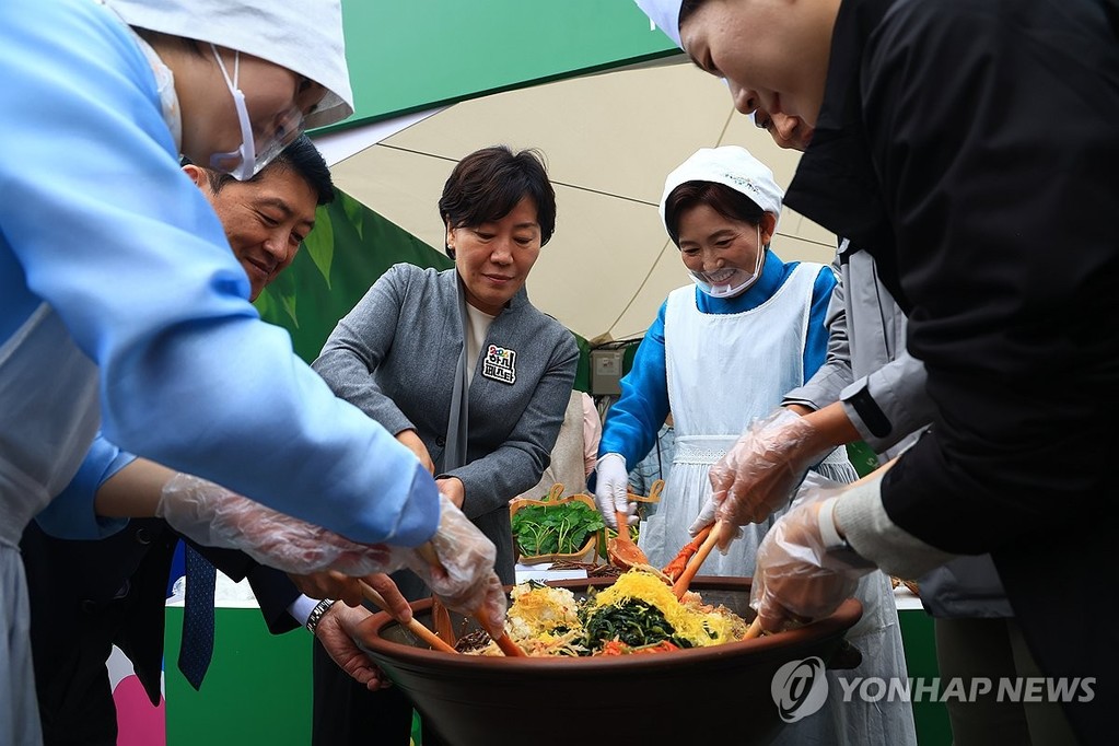 농식품부 장관, 한식대축제 방문 (서울=연합뉴스) 송미령 농림축산식품부 장관이 24일 서울 국립중앙박물관에서 열린 '2026 한식대축제(HANSIK FESTA)'를 방문해 부스체험을 하고 있다. 2026.10.24 [농림축산식품부 제공. 재판매 및 DB 금지] photo@yna.co.kr