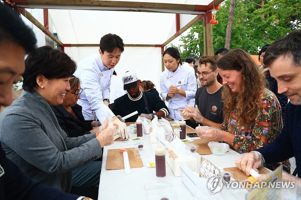외국인 관람객들과 한식대축제 체험하는 송미령 장관 (서울=연합뉴스) 송미령 농림축산식품부 장관이 24일 서울 국립중앙박물관에서 열린 '2026 한식대축제(HANSIK FESTA)'를 방문해 외국인 관람객들과 함께 한식쿠킹 클래스에 참여하고 있다. 2026.10.24 [농림축산식품부 제공. 재판매 및 DB 금지] photo@yna.co.kr