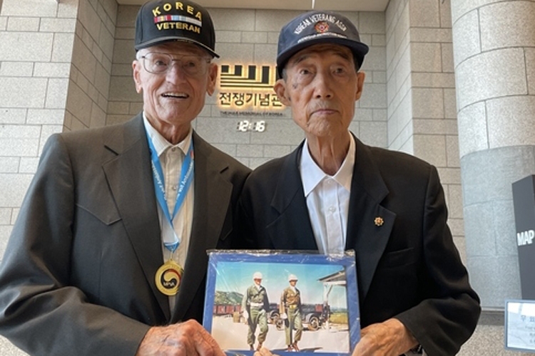 프랜시스 스웨트(95) 씨와 김주찬(95) 씨 (서울=연합뉴스) 조현영 기자 = 20일 서울 용산구 전쟁기념관에서 1954년 '글로리 작전' 당시 한미 의장대를 이끌었던 프랜시스 스웨트(95) 씨와 김주찬(95) 씨가 과거 함께 근무하며 찍었던 사진을 들고 있다. 2026.10.25 hyun0@yna.co.kr