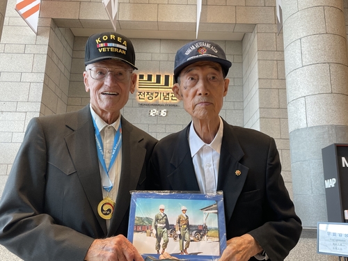 프랜시스 스웨트(95) 씨와 김주찬(95) 씨 (서울=연합뉴스) 조현영 기자 = 20일 서울 용산구 전쟁기념관에서 1954년 '글로리 작전' 당시 한미 의장대를 이끌었던 프랜시스 스웨트(95) 씨와 김주찬(95) 씨가 과거 함께 근무하며 찍었던 사진을 들고 있다. 2026.10.30 hyun0@yna.co.kr