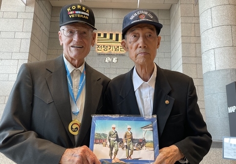 프랜시스 스웨트(95) 씨와 김주찬(95) 씨 (서울=연합뉴스) 조현영 기자 = 20일 서울 용산구 전쟁기념관에서 1954년 '글로리 작전' 당시 한미 의장대를 이끌었던 프랜시스 스웨트(95) 씨와 김주찬(95) 씨가 과거 함께 근무하며 찍었던 사진을 들고 있다. 2026.10.25 hyun0@yna.co.kr