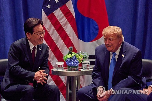 South Korean President Lee Jae Myung (L) and U.S. President Donald Trump hold summit talks at a hotel in New York in this Sept. 22, 2026, file photo. (Pool photo) (Yonhap)