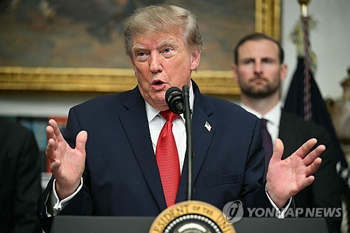 U.S. President Donald Trump delivers remarks during a meeting with cryptocurrency executives in the Roosevelt Room of the White House in Washington, D.C., on Aug. 19, 2026, in this file photo released by AFP. (Yonhap)
