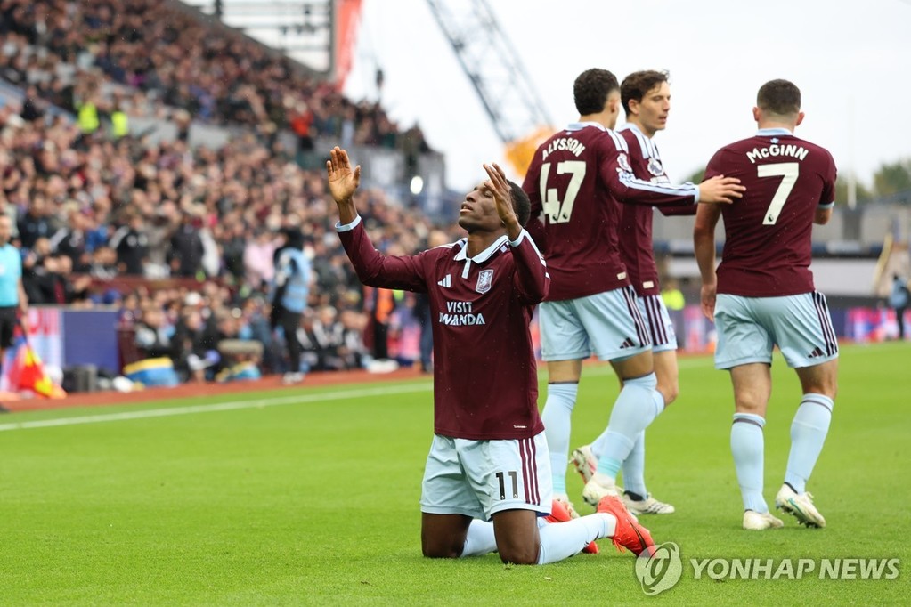 맨시티이 EPL 개막 8연승을 저지한 애스턴 빌라 니콜라 잭슨(11번)의 세리머니 모습. [AP=연합뉴스. 재판매 및 DB 금지]