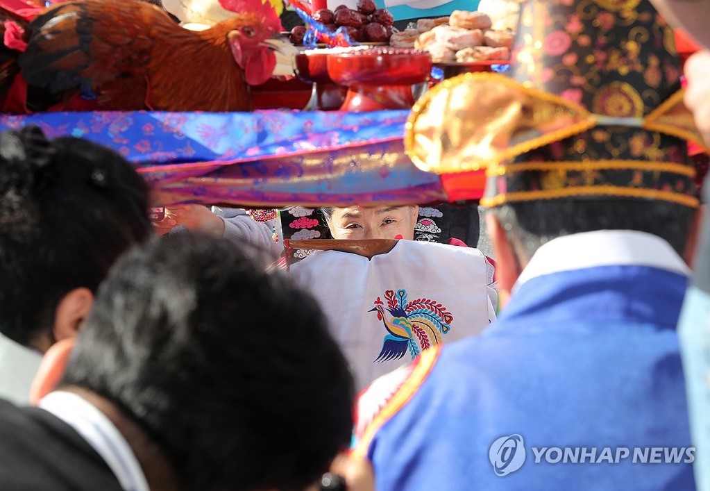 홍천 청사초롱 마을 전통혼례식 [연합뉴스 자료사진]