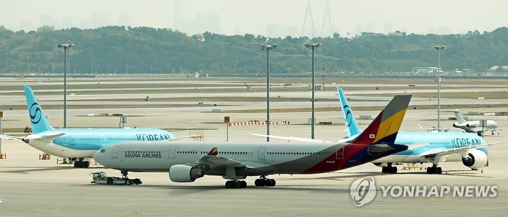  Airplanes are parked at a terminal at Incheon International Airport, west of Seoul, on Oct. 23, 2026. (Yonhap)