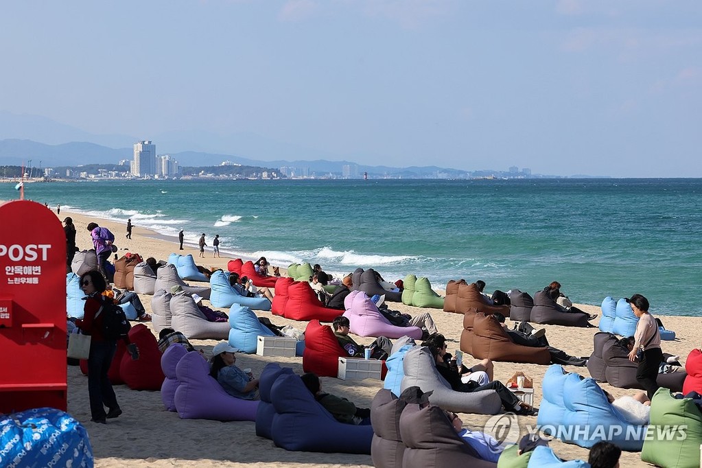 바다도 보고 커피도 마시고 (강릉=연합뉴스) 유형재 기자 = '제18회 강릉커피축제'가 개막한 21일 강원 강릉시 안목해변에서 시민과 관광객들이 바다를 보고 커피를 마시고 있다.
'커피로 가득한 강릉'을 주제로 열리는 강릉커피축제는 25일까지 강릉커피거리와 강릉시 일원에서 계속된다. 2026.10.21 yoo21@yna.co.kr