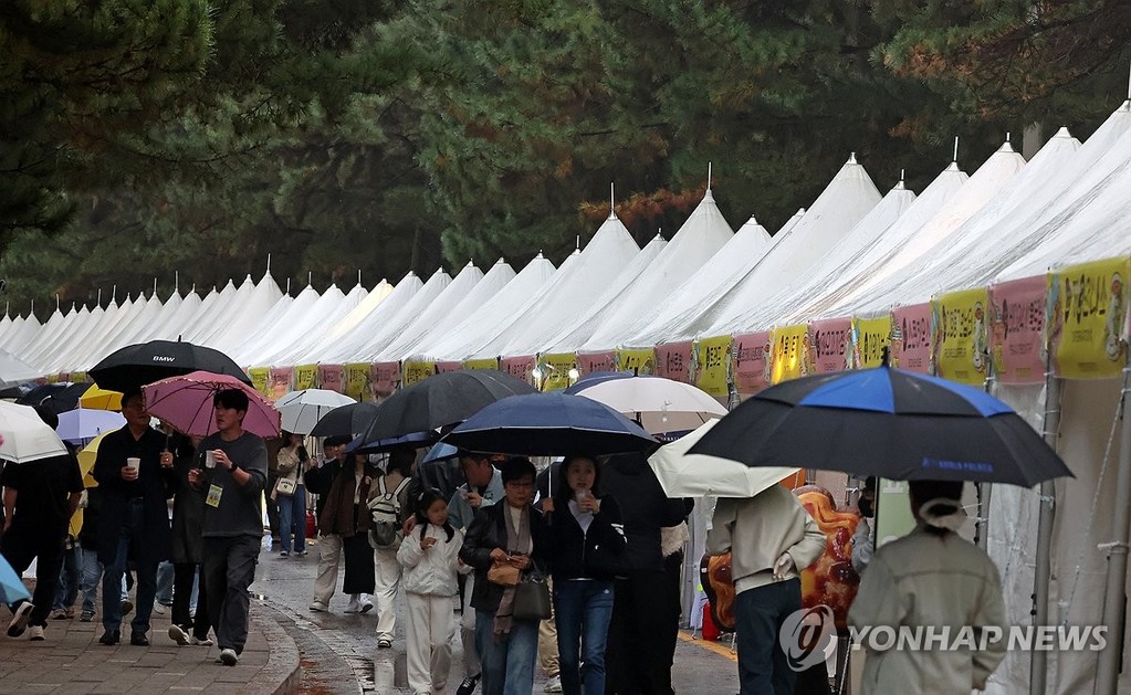 궂은 날씨에도 강릉커피축제장 북적 (강릉=연합뉴스) 유형재 기자 = 강릉커피축제 마지막 날인 25일 축제가 열리고 있는 강원 강릉시 커피거리 일원이 궂은 날씨에도 시민과 관광객들로 북적이고 있다. 2026.10.25 yoo21@yna.co.kr