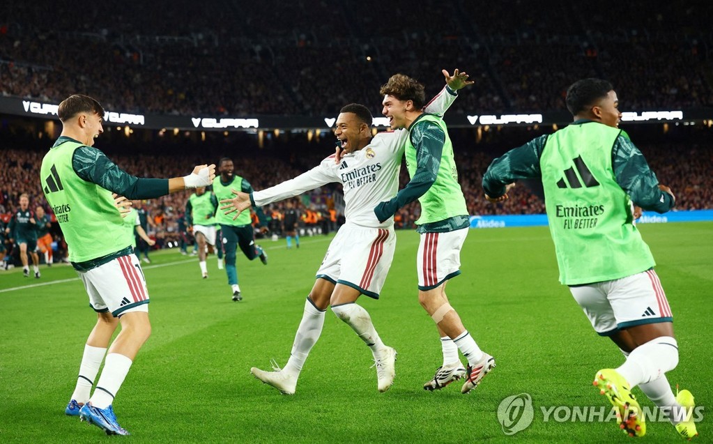 음바페(가운데)의 결승 골이 터진 후 기뻐하는 레알 마드리드 선수들. [로이터=연합뉴스. 재판매 및 DB 금지]
