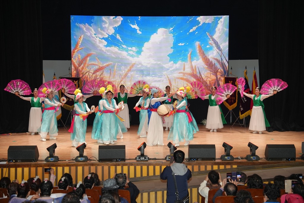 부채춤 선보이는 중국동포연합중앙회 무용단 [중국동포연합중앙회 제공. 재판매 및 DB 금지]