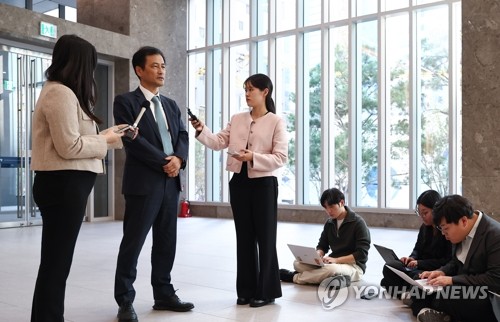 Special counsel Lee Tae-han (2nd from L) speaks to reporters at the Serious Crime Investigation Agency in central Seoul on Oct. 23, 2026. (Yonhap)