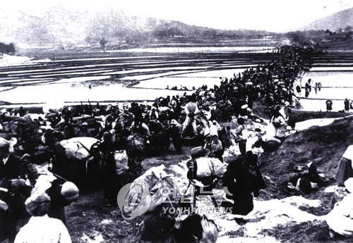 한국전쟁 당시 피난길에 나선 수천 명의 피란민들 [연합뉴스 자료사진] 무단전재·재배포 금지