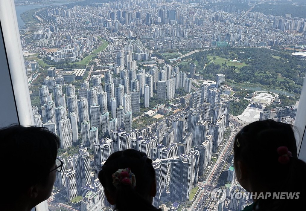 This file photo shows apartment complexes in southern Seoul on Aug. 7, 2026. (Yonhap)