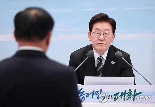 President Lee Jae Myung speaks during a meeting with representatives from the agricultural, fisheries, forestry and livestock industries at Cheong Wa Dae in Seoul on Oct. 26, 2026. (Pool photo) (Yonhap)